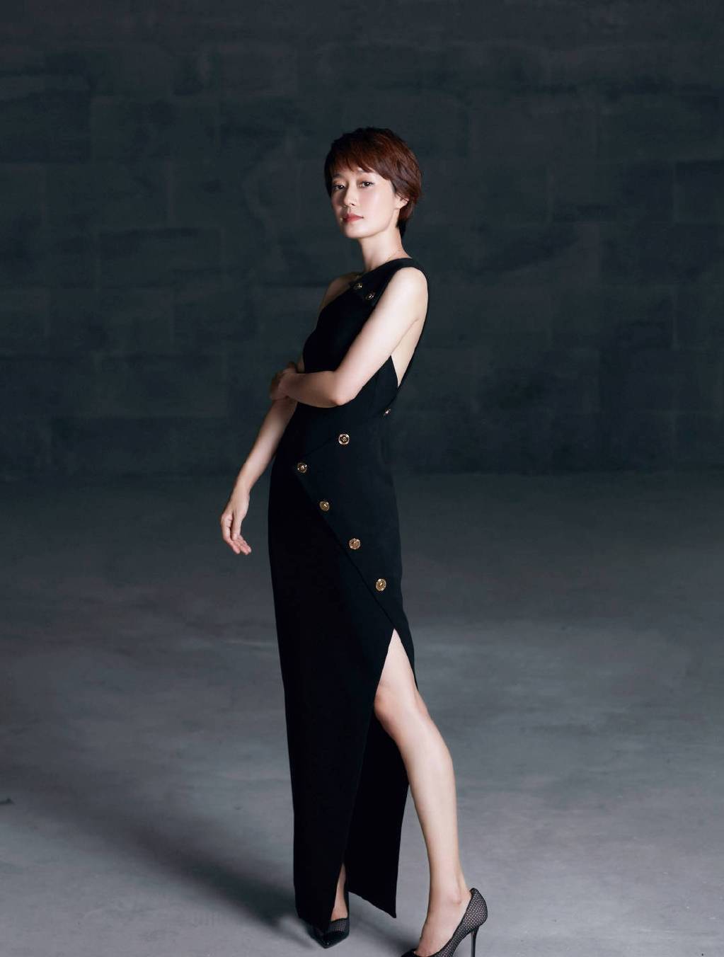 马伊琍|44岁马伊琍造型来袭，穿黑色开叉裙秀好身材，尽显成熟女人魅力