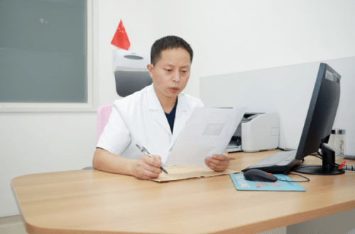 国际|国际医学中心整形医院冯登超主任 切除肥胖小伙百余处脂肪瘤