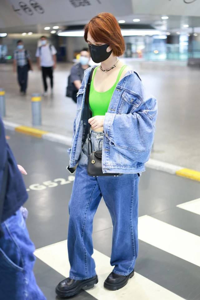 设计|杨丞琳穿得够有新意，直接用内衣搭牛仔外套，造型时髦回头率高
