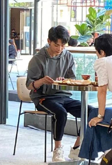 黑色|丁真出道后变潮流达人,穿连帽短袖配七分裤,变时尚了却少了纯真