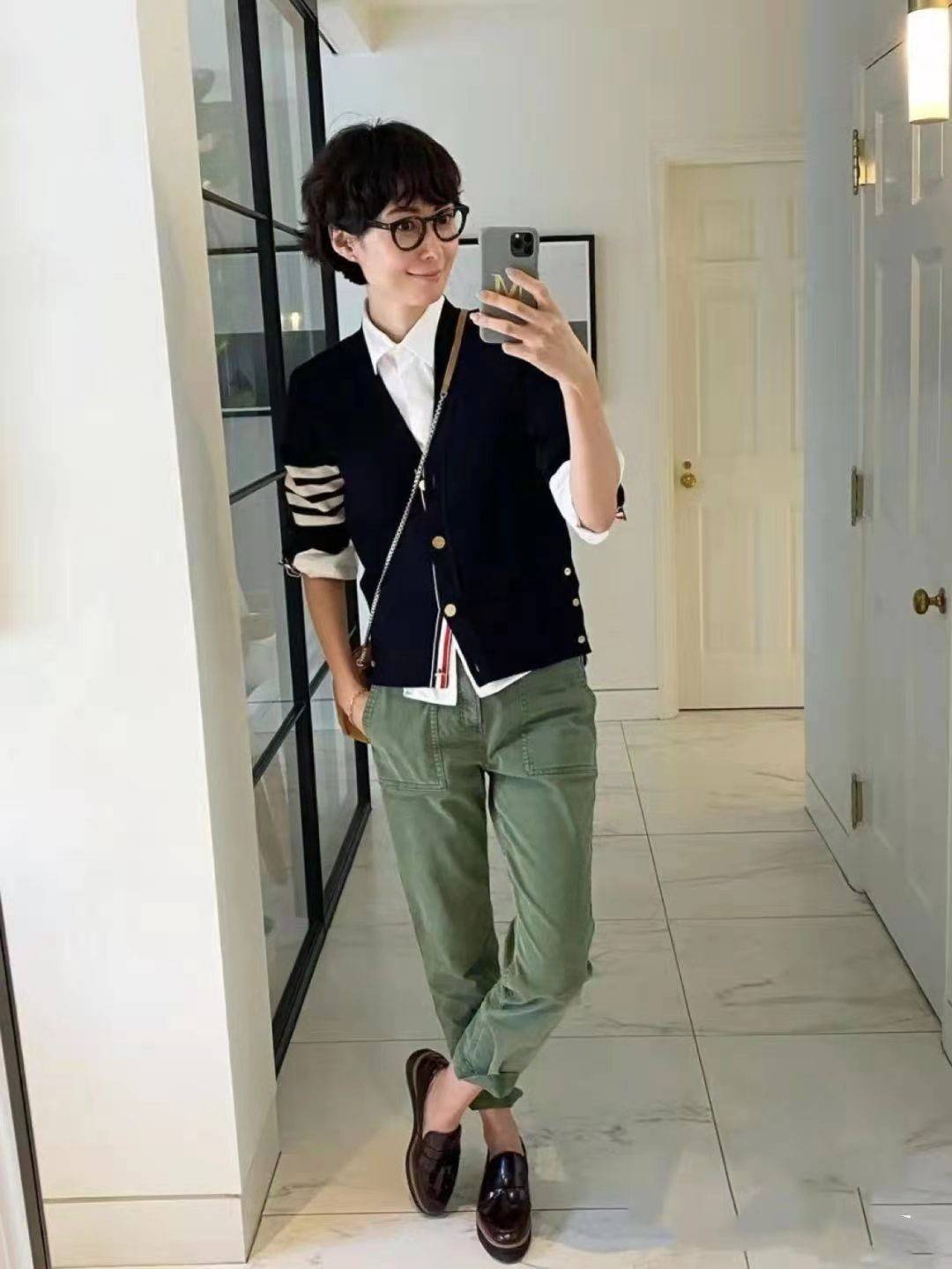 显得|女人过了40岁更要注重气质,学这位“大龄姐姐”的穿搭,高雅大气