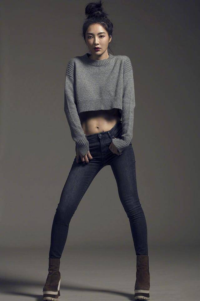 一身|曹格娇妻吴速玲,黄色连衣裙搭配黑长直造型,41岁身材依旧火辣