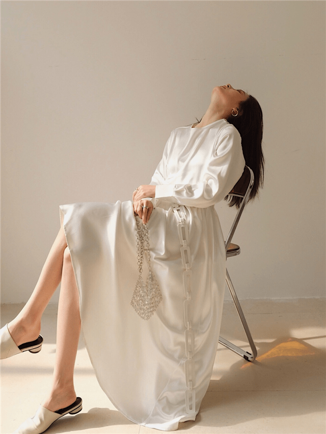 脚踝|今年突然火了一种穿法，叫“脚踝裙＋低跟鞋”，优雅时髦还显腿长