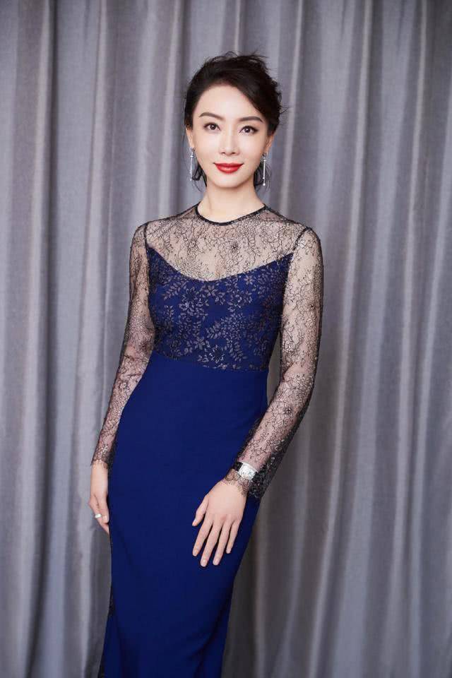 黑色|43岁陈数才是“妖精”，穿蓝色包臀裙优雅高级，不扮嫩也美成焦点