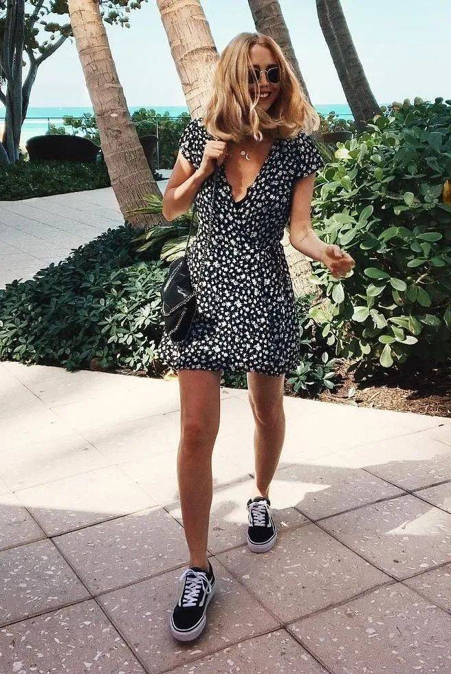 小白|今夏“裙子+运动鞋”这样穿,就是美得不一样!