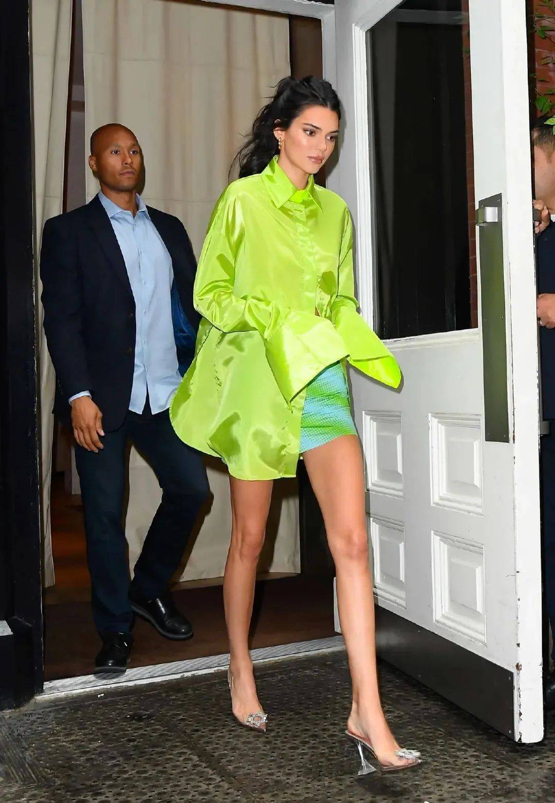 运动鞋|今夏不要总穿运动鞋了,2021流行这几款凉鞋,上脚显瘦显直又显腿长!