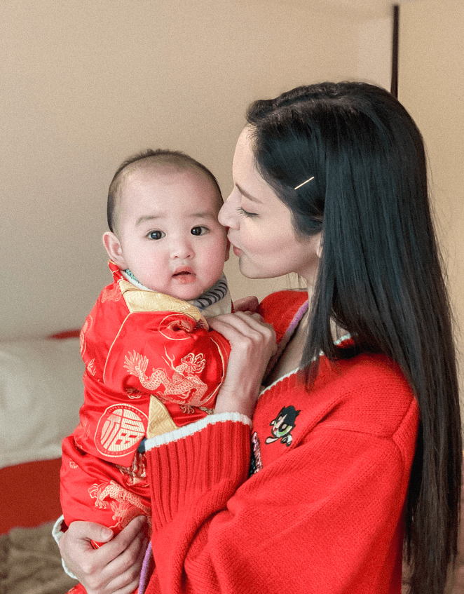 郑嘉颖|郑嘉颖的小娇妻穿日本和服，色彩艳丽太惹眼，这时尚让人难理解