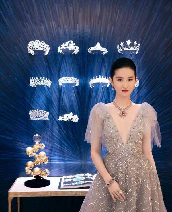 好身材|?又被刘亦菲惊艳了，挑战二次元粉发造型，又甜又酷令人心动