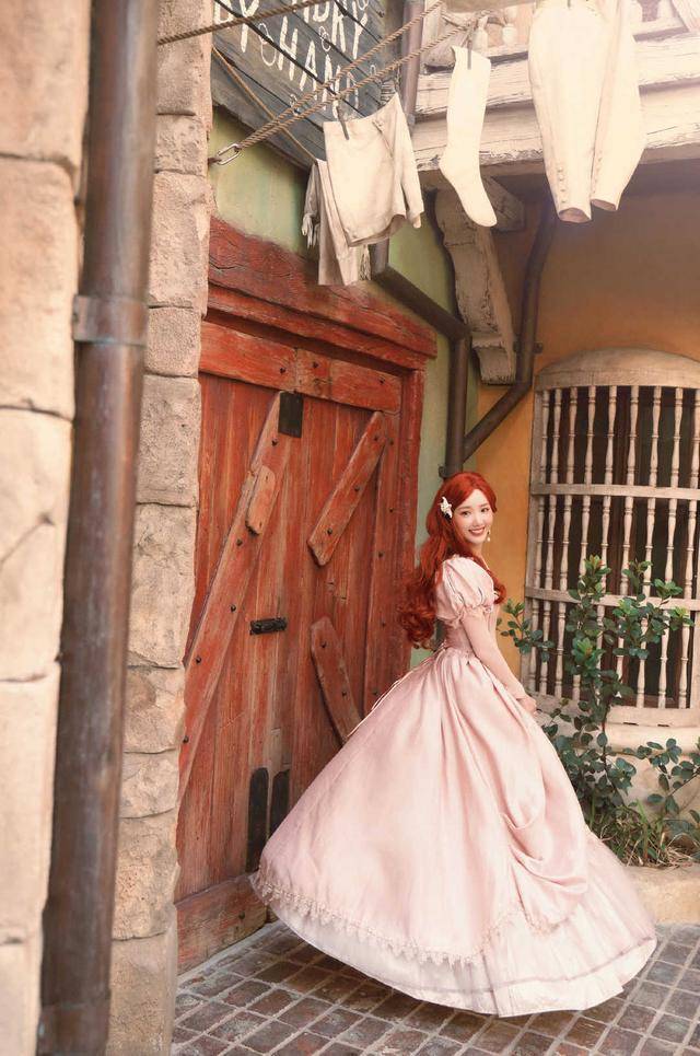 颜色|毛晓彤天生娃娃脸就是任性，白色风衣配牛仔裤清新脱俗，减龄俏皮