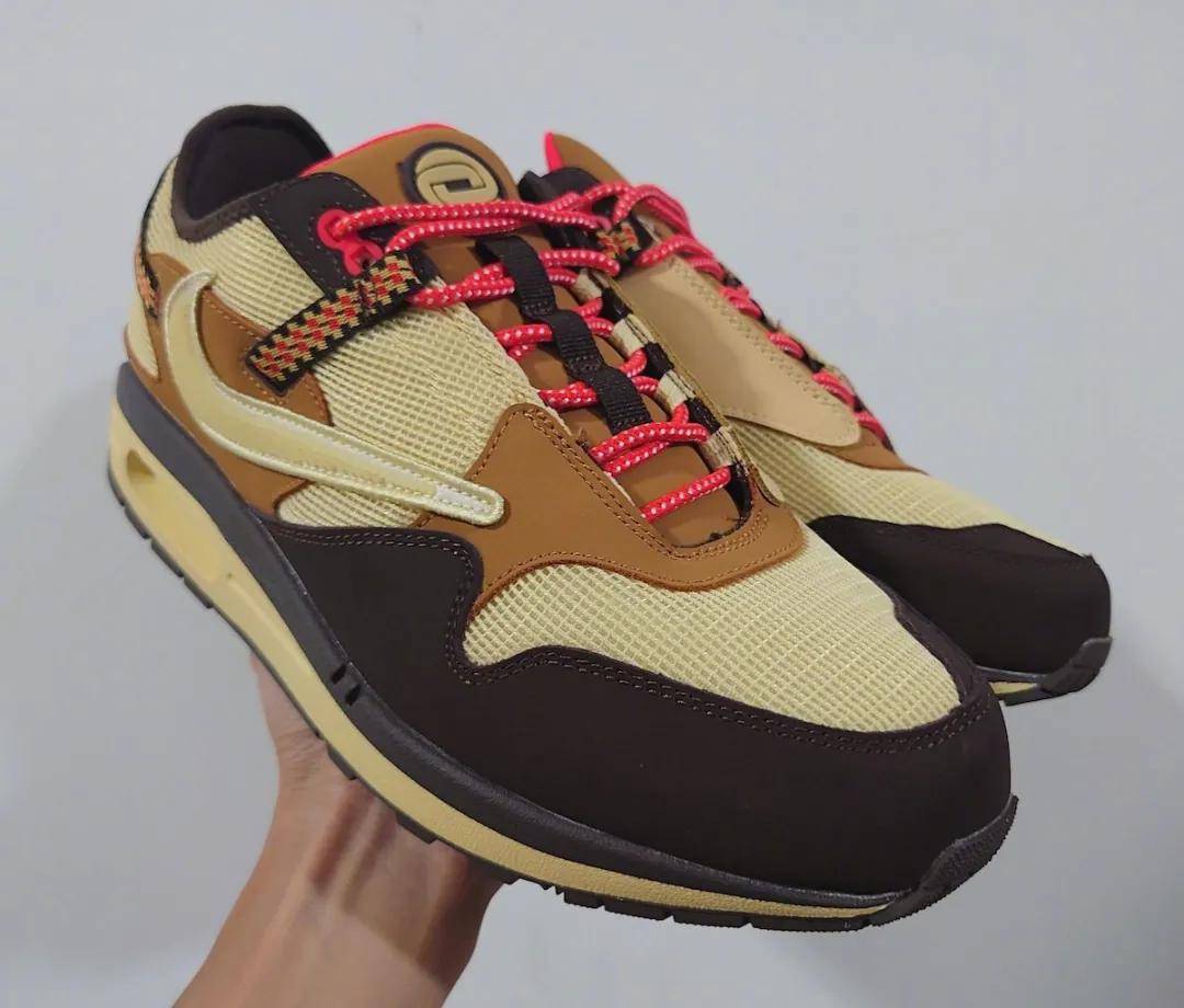 Runner|抄袭沃尔玛？YEEZY“洞洞鞋”红色十月释出！