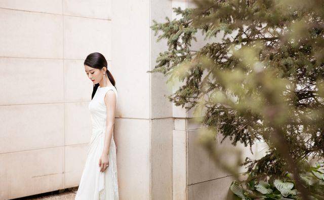 长发|赵丽颖白色连衣裙清新淡雅，蓄起长发更温柔了，33岁更知性了