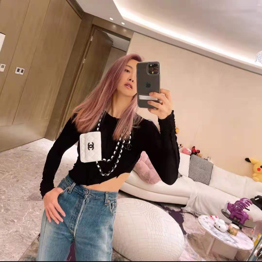 好身材|宋茜晒出门前自拍，粉色发型亮眼，对镜大秀好身材，左脚上的拖鞋十分亮眼