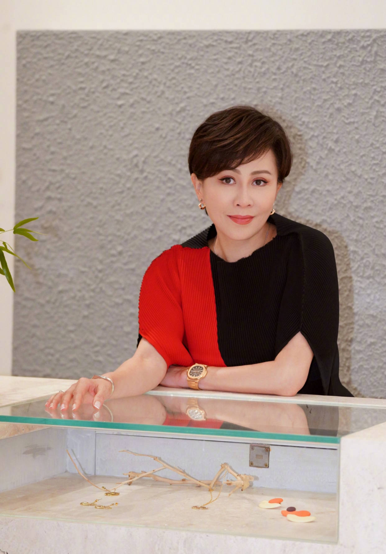 身材|刘嘉玲真是越老越美,55岁穿连体裤高雅端庄,贵妇范十足