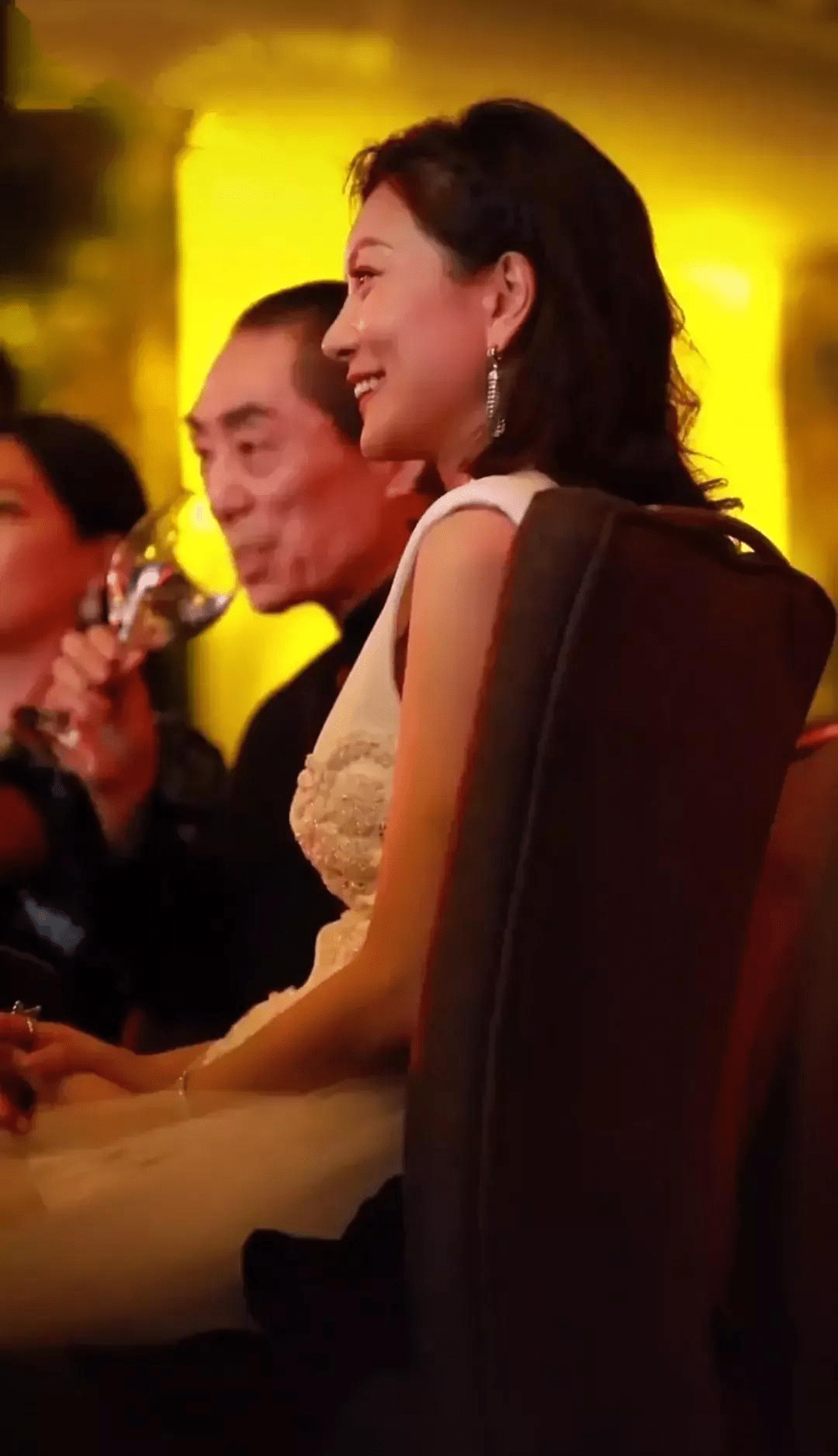 张艺谋|张艺谋带陈婷参加宴会，穿白裙贵妇范越来越足，可身材有点下垂！