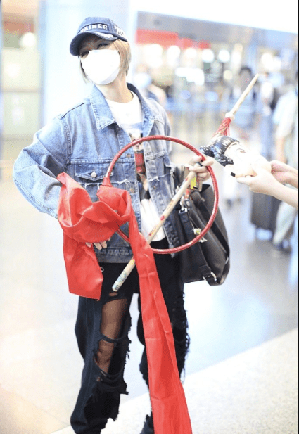 短裤|宁静走机场太高调，近万块的LV配嫩绿色短裤，48岁也有少女范