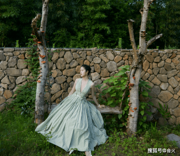 平台|28岁杨采钰大街上拍照！穿高帮大皮鞋不怕热，笑起来一对酒窝吸睛