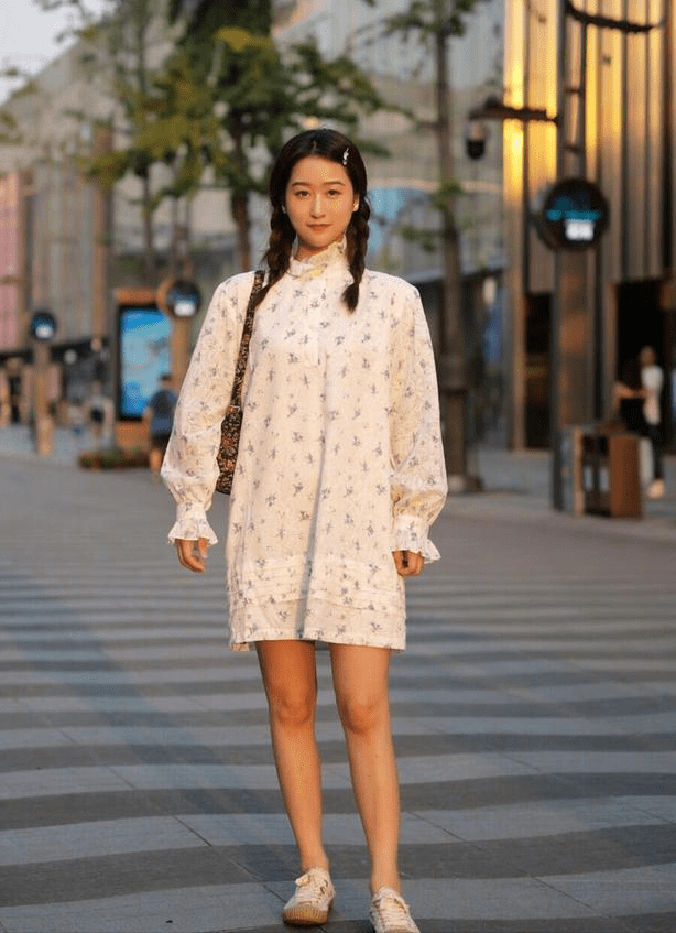 整体|小个子女生,穿碎花裙怎么搭配鞋子,更加显高、时髦?