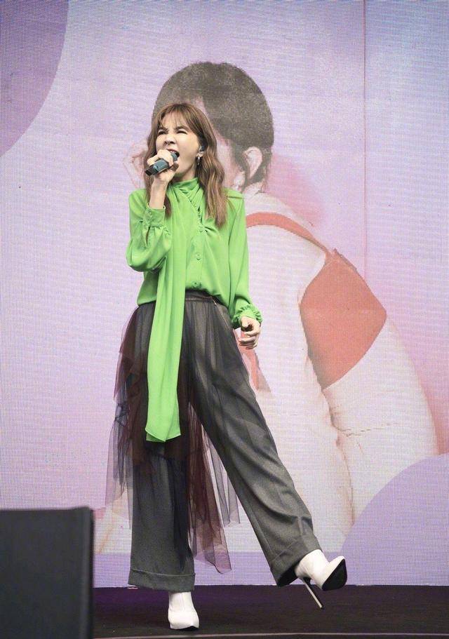 大气|陈嘉桦越来越有女人味，绿色衬衫配阔腿裤随性干练，长卷发太温柔