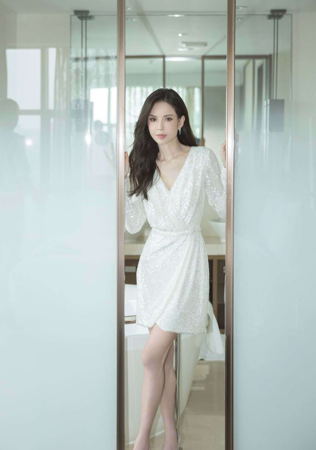 设计|李若彤54岁了？穿白色连衣裙温柔如水，美回“小龙女”时期