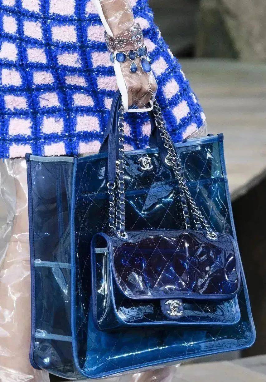 运动鞋|今夏不要总穿运动鞋了,2021流行这几款凉鞋,上脚显瘦显直又显腿长!