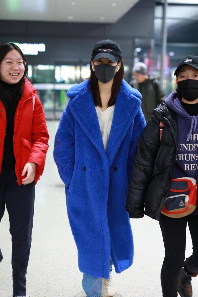 毛衣|李沁太会穿,蓝色羊羔毛大衣配白色毛衣保暖舒适,休闲随性