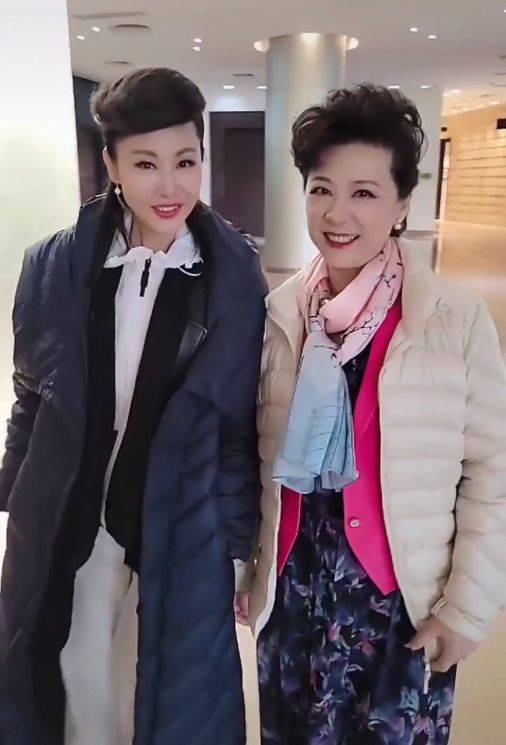 裙子|王馥荔74岁还很年轻漂亮，围七彩纱巾出镜，表情不僵不硬很自然！