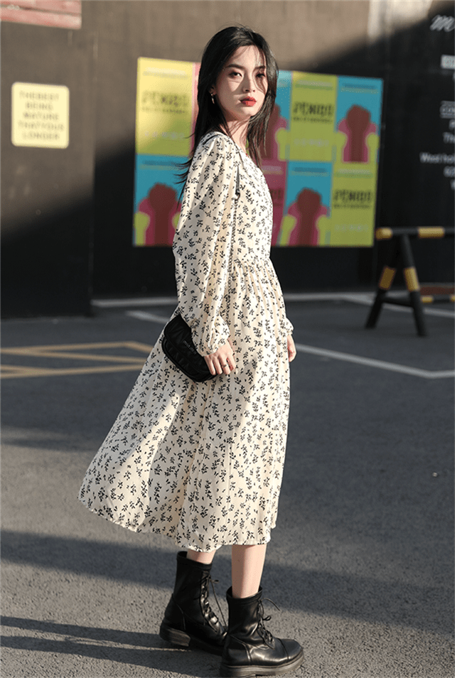 脚踝|今年突然火了一种穿法,叫“脚踝裙+低跟鞋”,优雅时髦还显腿长