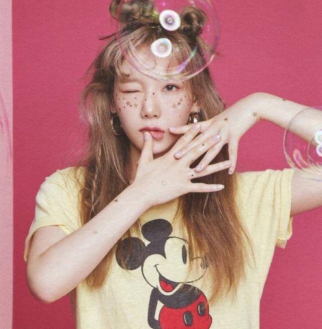 亮片|31岁泰妍气场全开，穿深蓝色吊带亮片裙化身美人鱼，尽显女性魅力