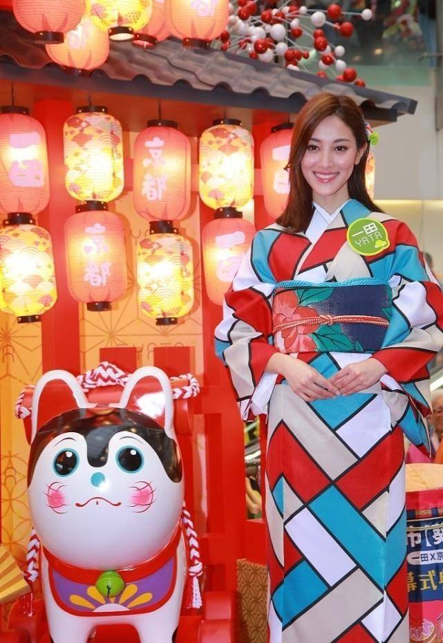 郑嘉颖|郑嘉颖的小娇妻穿日本和服，色彩艳丽太惹眼，这时尚让人难理解