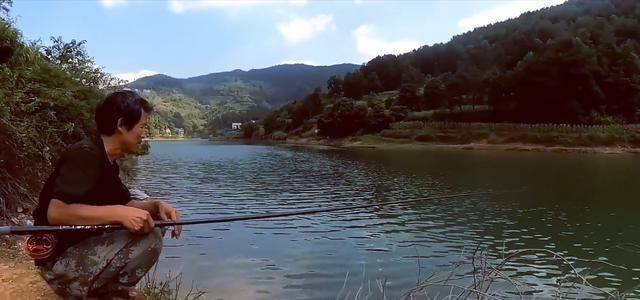 贵州一男子钓鱼瘾太大，暴晒六个小时收获4条小鱼苗，最后咋办？