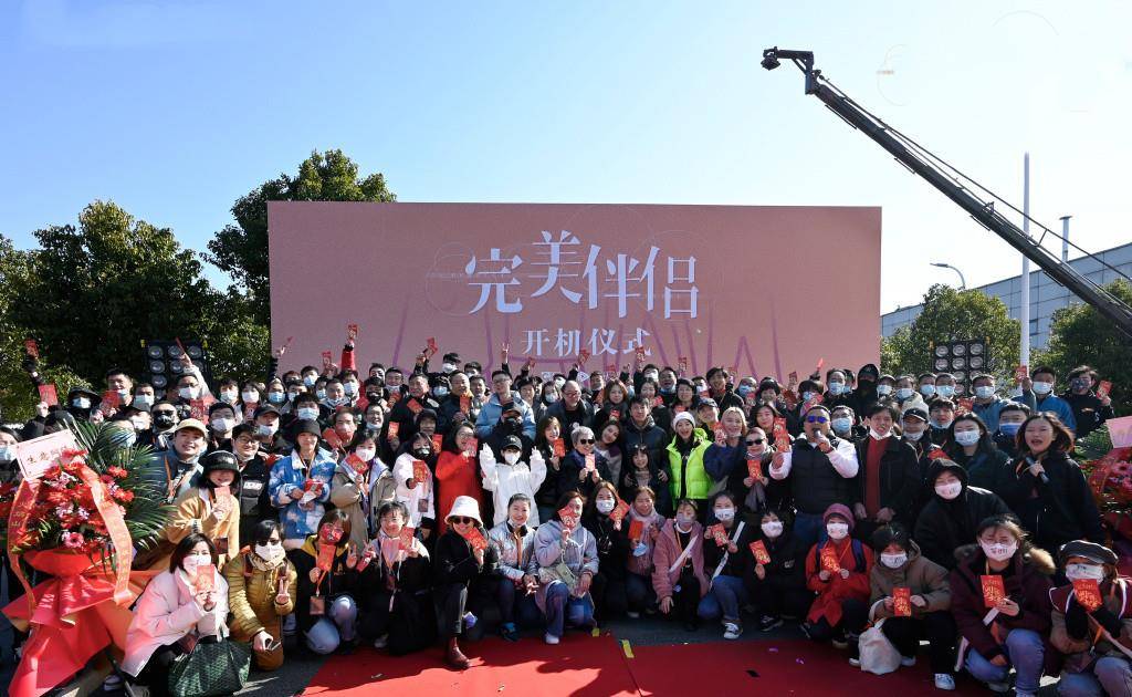 时尚|高圆圆新剧开机心情好，穿1000棉服剪短发很少女，站C位抢足镜头
