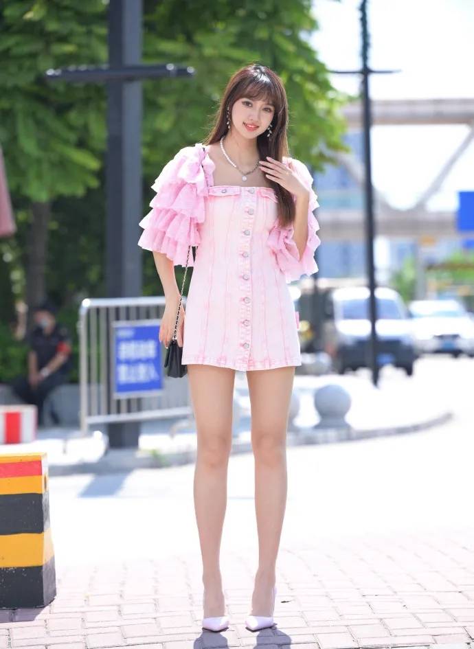 高跟鞋|怎么穿出十足的少女感？一字领连衣裙加高跟鞋，优雅又甜美