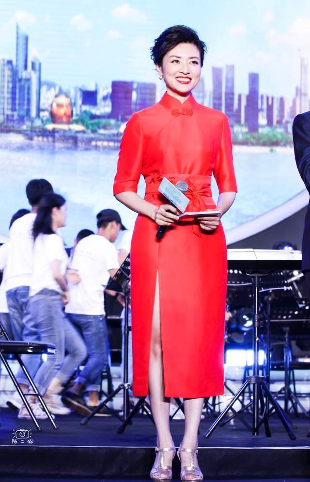是一种|周涛果然气质不凡，大红色旗袍优雅贵气，却被香槟色凉鞋拉低品味