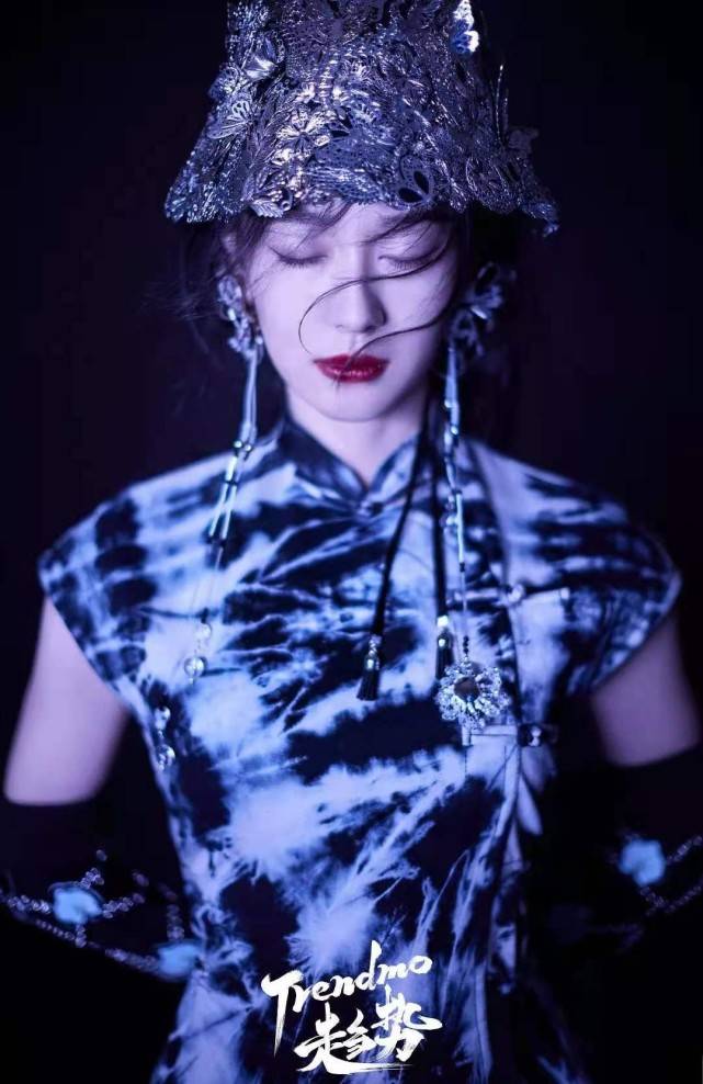 金色|奥运冠军孙一文明星脸火出圈！新大片穿黑金斗篷变侠女，身材绝了