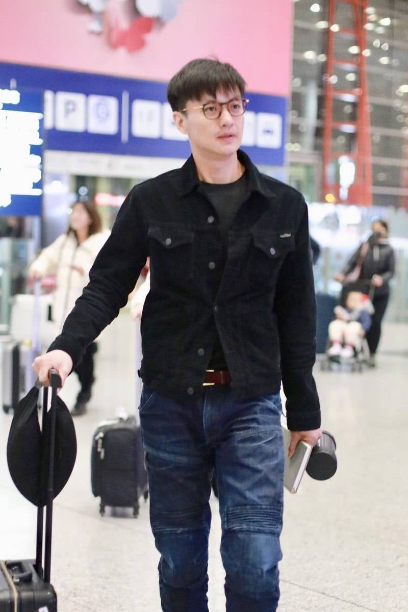 原创周一围手握保温杯走机场戴镜框装嫩一低头暴露双下巴