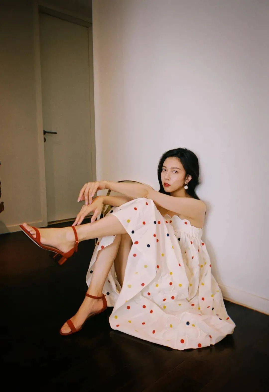 运动鞋|今夏不要总穿运动鞋了,2021流行这几款凉鞋,上脚显瘦显直又显腿长!