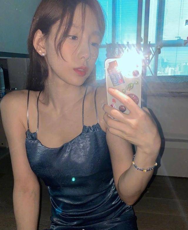 亮片|31岁泰妍气场全开，穿深蓝色吊带亮片裙化身美人鱼，尽显女性魅力