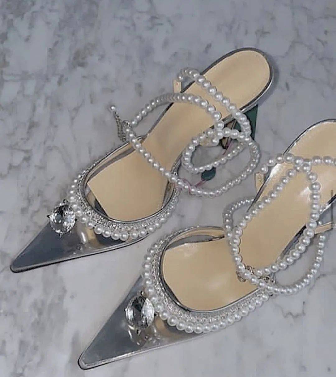 设计|快看看！谁还没几双美到爆一上脚就呲牙咧嘴的高！跟！鞋！