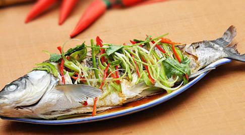 清蒸鲤鱼,直接上锅蒸就错了,难怪腥气不好吃.大厨:这样做才对