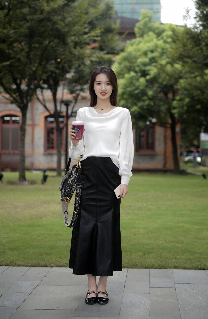 长度|今年突然火了一种穿法：过膝长裙＋低跟鞋，时髦高级还显腿长