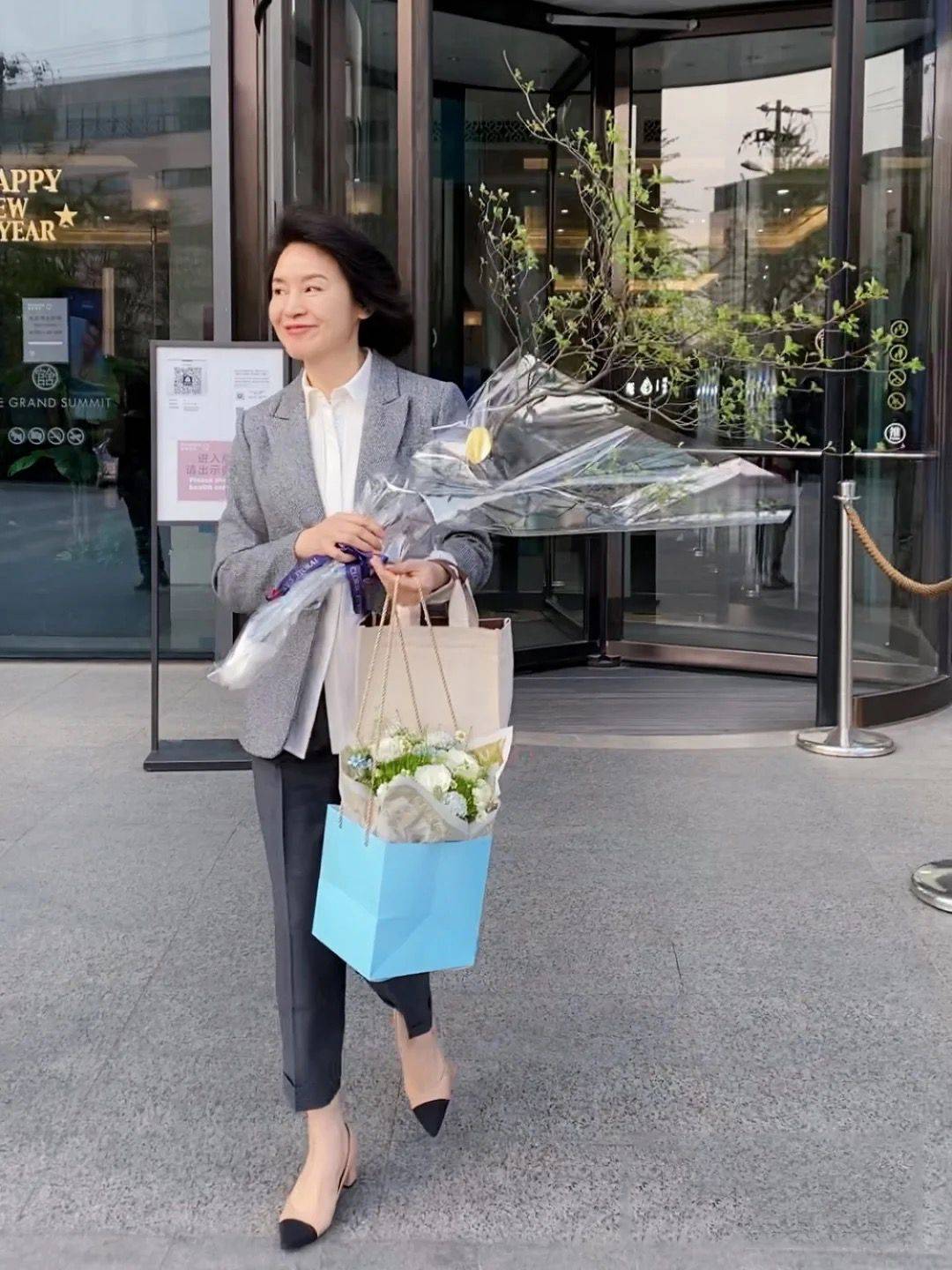 运动鞋|建议不要穿阔腿裤+运动鞋了!九分裤+短跟鞋,妈妈穿才更气质