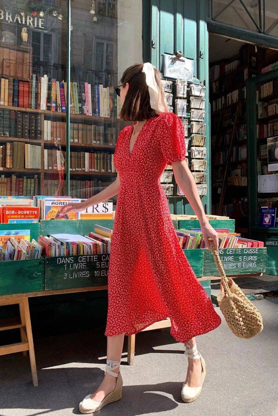 仙女|别总穿运动鞋啦！现在流行“连衣裙＋凉鞋”，好看显瘦又时髦！