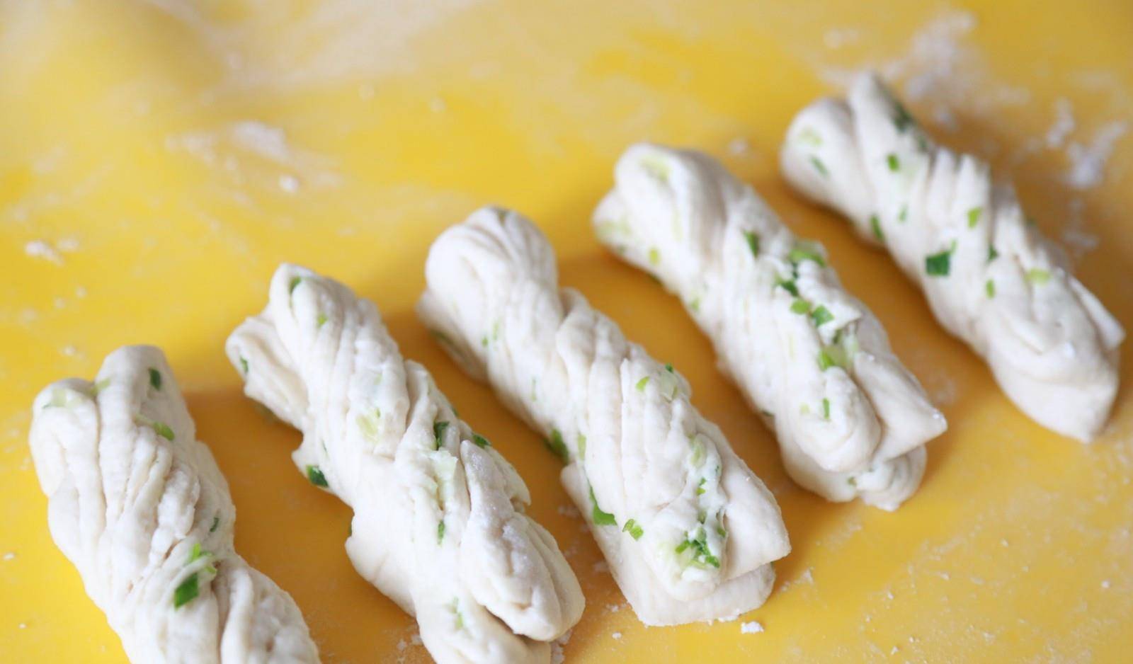 做法|早餐新做法,卷一卷不用蒸,5分钟出锅,咸香松软,全家人都爱吃