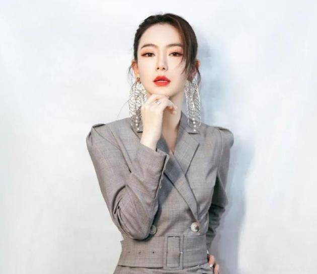 黑色|杨钰莹依然“不服老”,穿西装配丝袜秀长腿,唯独鞋子暴露了年纪