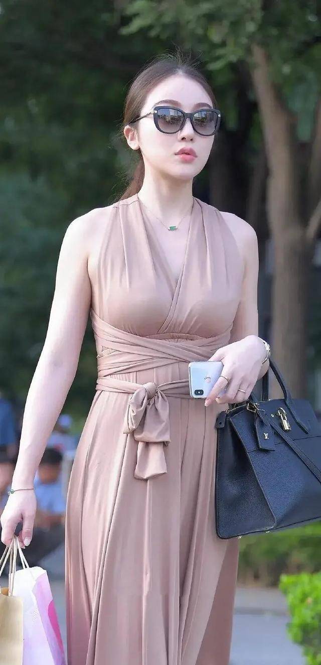 毛衣|充满女人味的连衣裙穿搭，简单得体的款式下，身材高挑