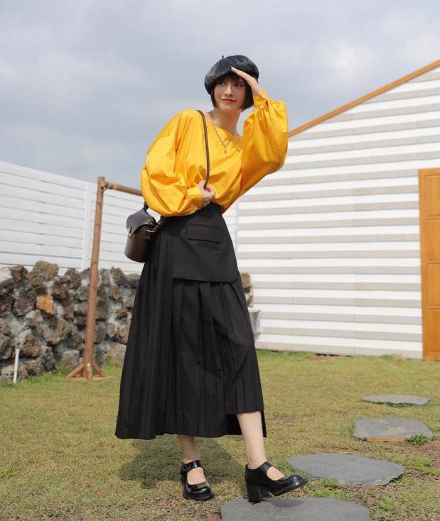 黑色|“百褶裙＋鞋子”的4个穿搭思路，这样穿才能显高显腿直