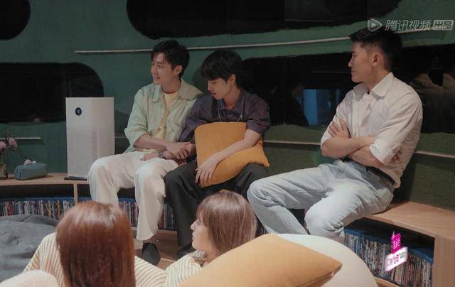 细节|心动的信号4：女4入住，男1男3争相表现，一个细节说明男2不为所动？