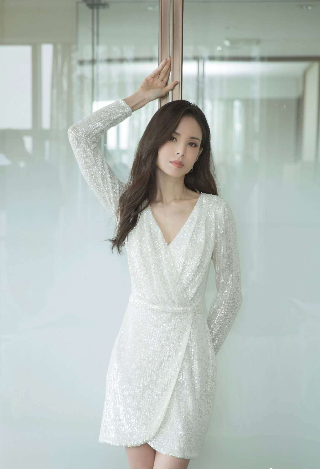 设计|李若彤54岁了？穿白色连衣裙温柔如水，美回“小龙女”时期