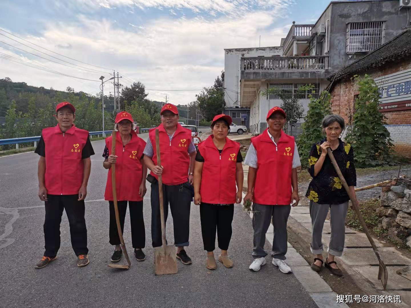 (龚改军)9月7日,嵩县何村村组织义务志愿者20多人,对本村公路沿线卫生