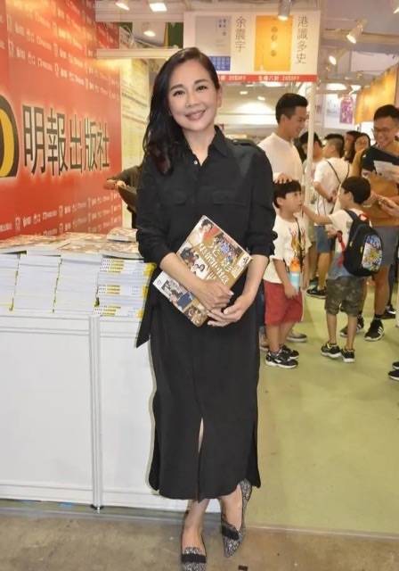 显得|路人镜头下的陈松伶,穿的光鲜亮丽,脸上褶皱却下垂的特别真实!